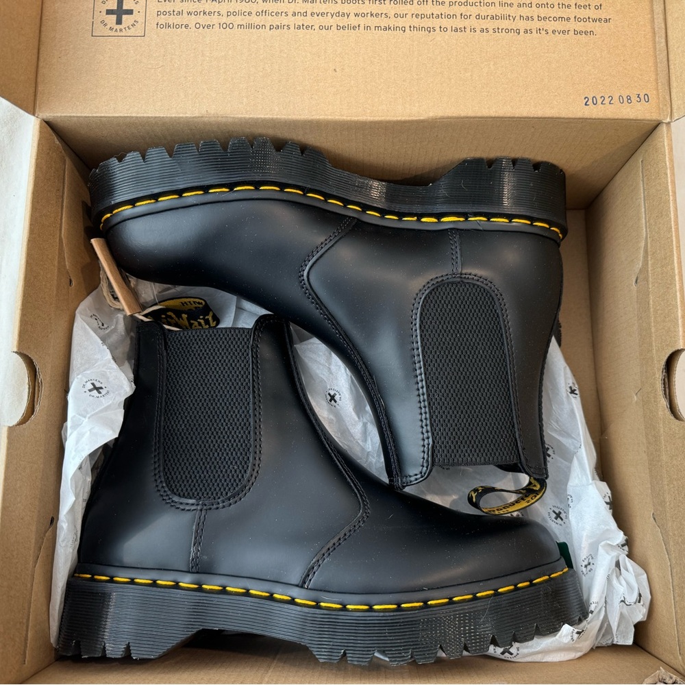 BNWT Dr Martens w’s 9
